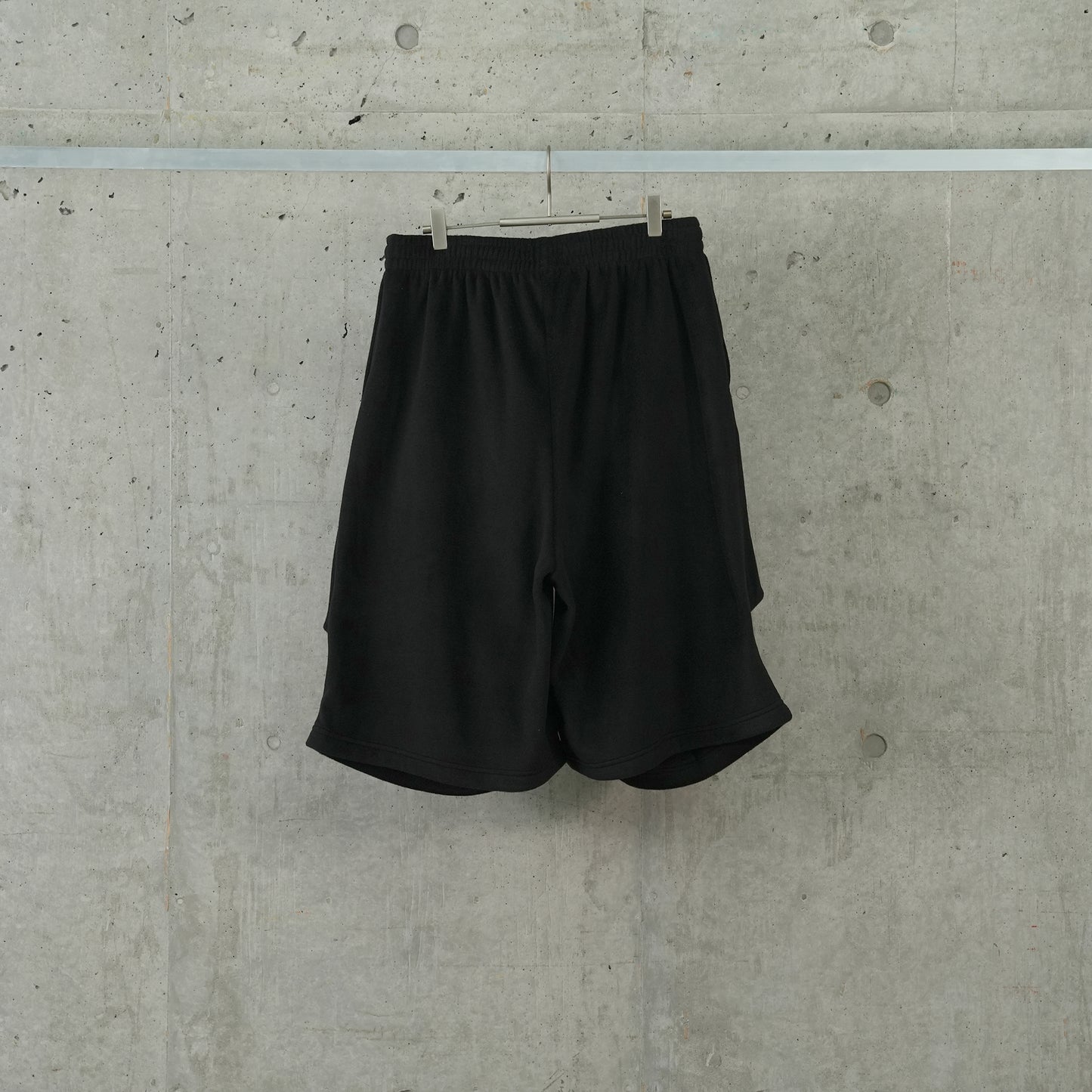 TUCK-DETAIL BANDING SHORT PANTS / BLACK