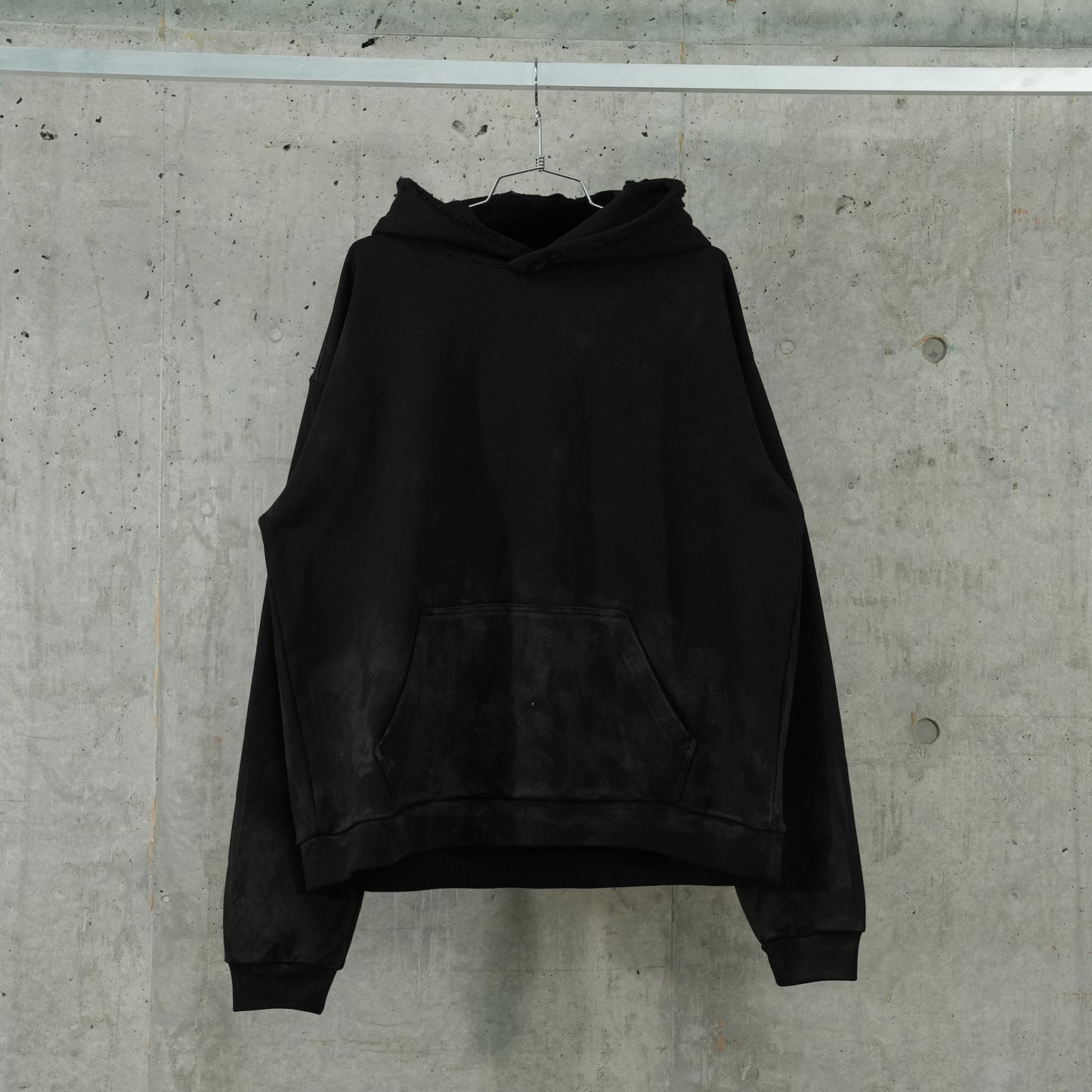 STANDARD LOGO MUDDY HOODIE / BLACK