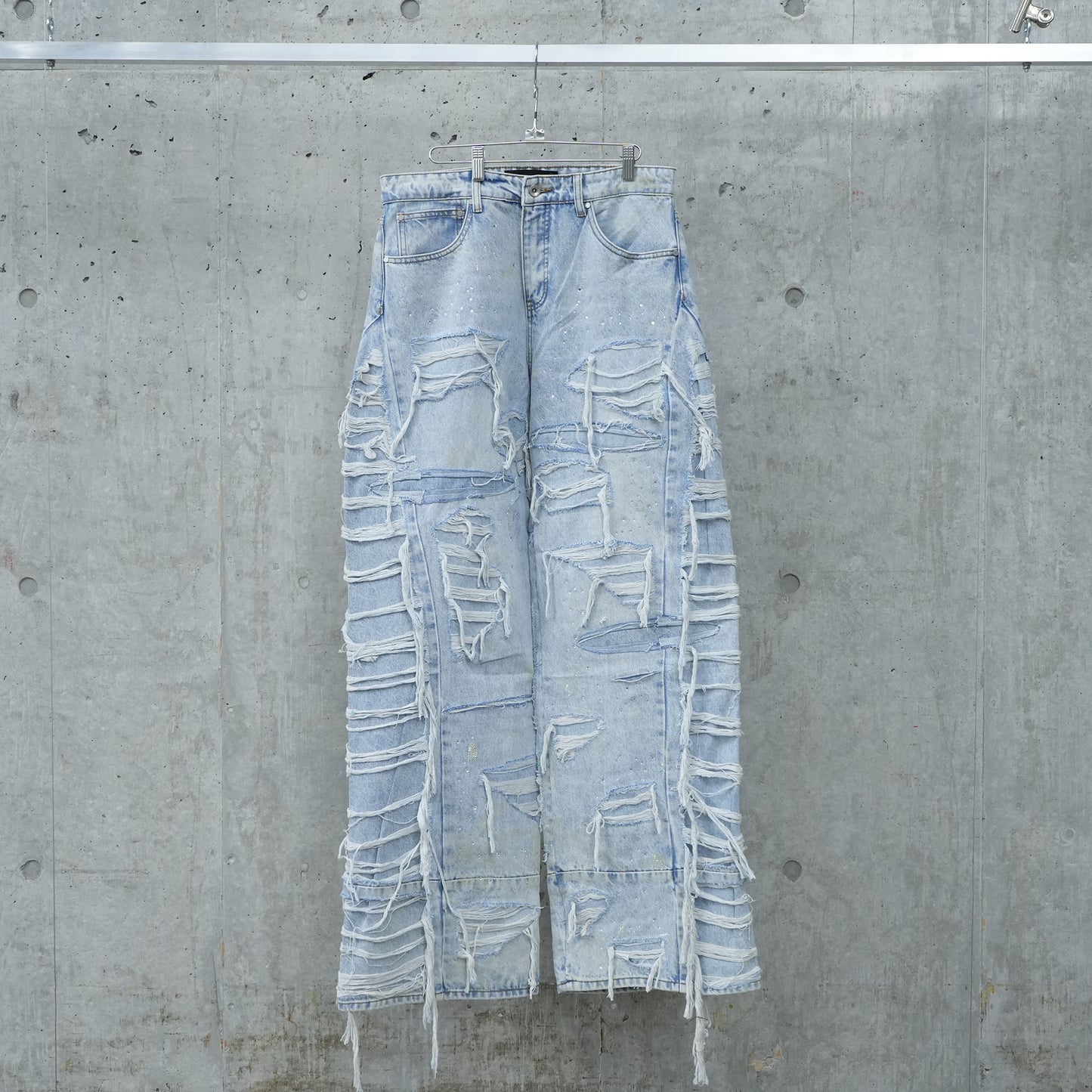 ULTRA FLARE DISTRESSED DENIM / DENIM