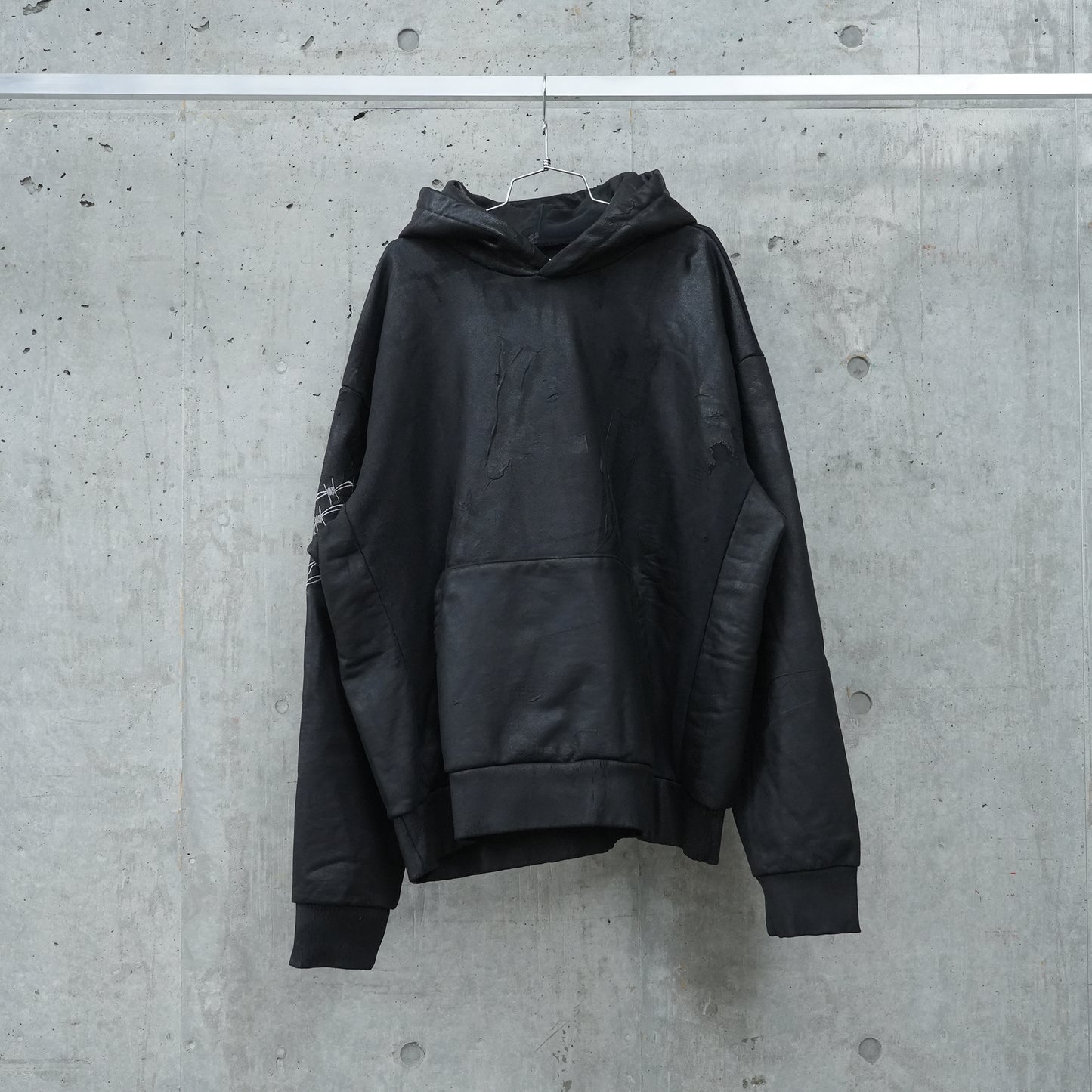 BARBED WIRE PLASTISOL HOODIE / BLACK