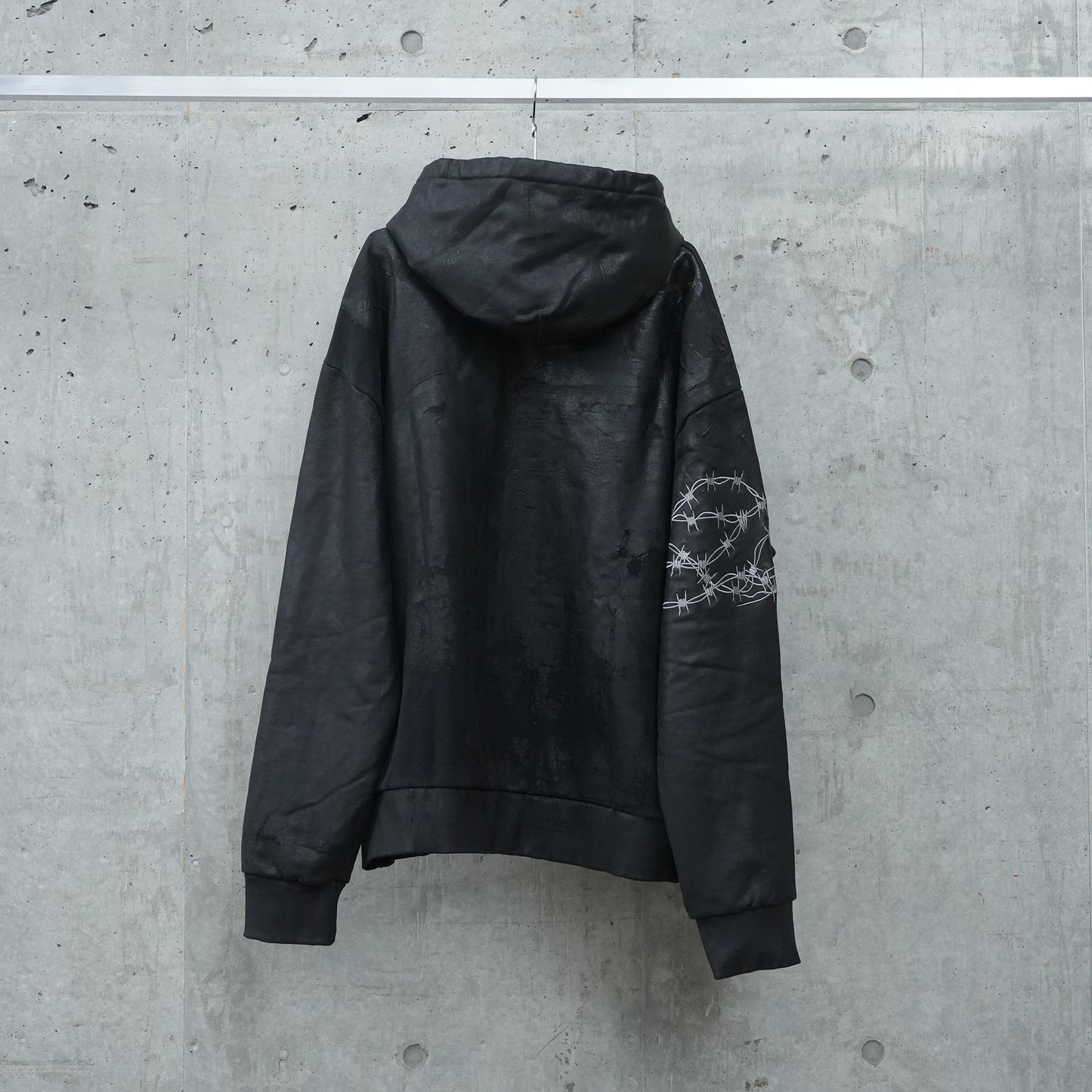 BARBED WIRE PLASTISOL HOODIE / BLACK