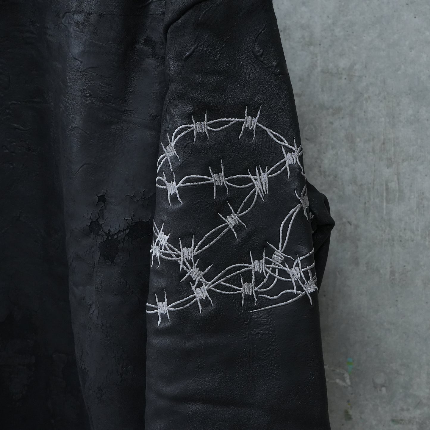 BARBED WIRE PLASTISOL HOODIE / BLACK