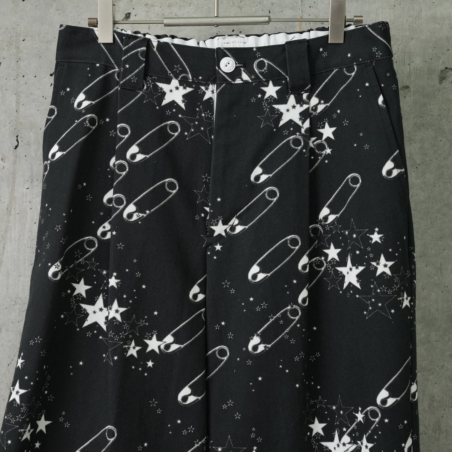 SINGLE PLEAT TROUSERS / SAFETY PIN/STAR