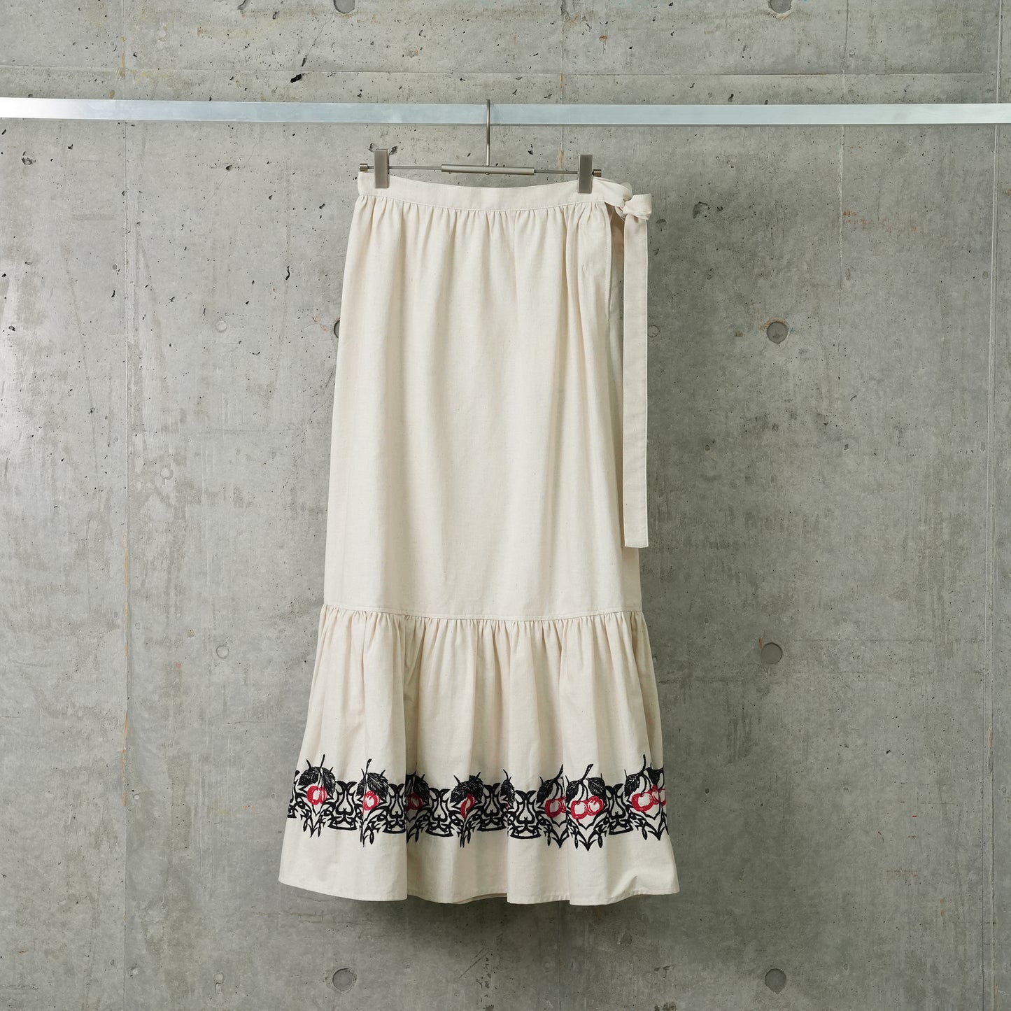 CHERRY EMBROIDERED SKIRT / CHERRY