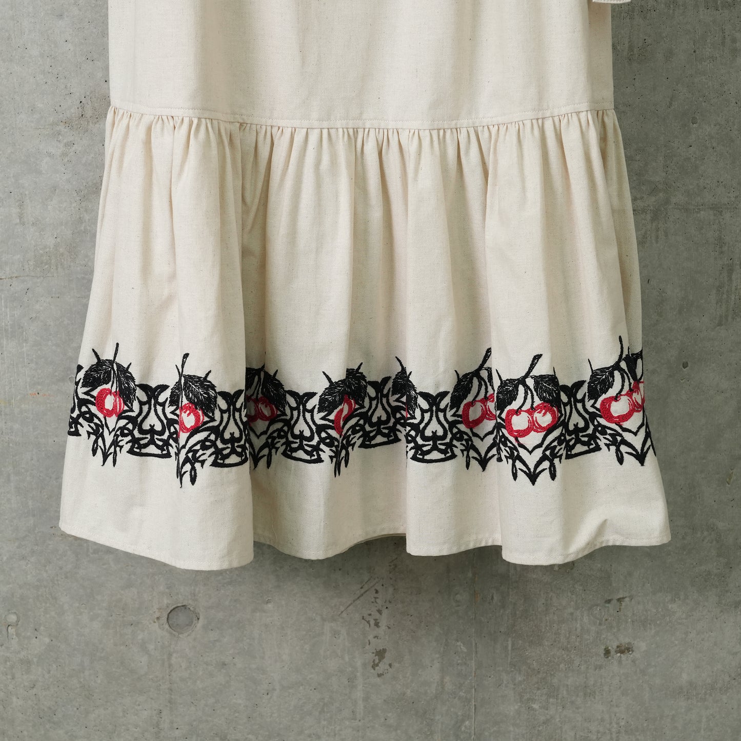 CHERRY EMBROIDERED SKIRT / CHERRY