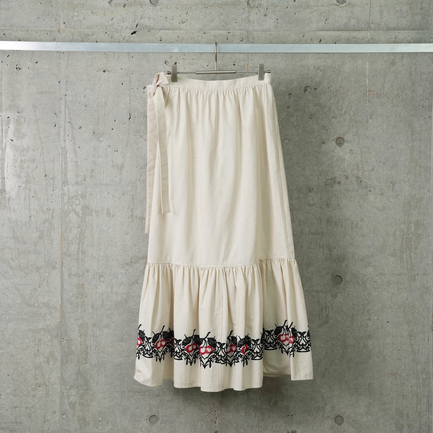 CHERRY EMBROIDERED SKIRT / CHERRY