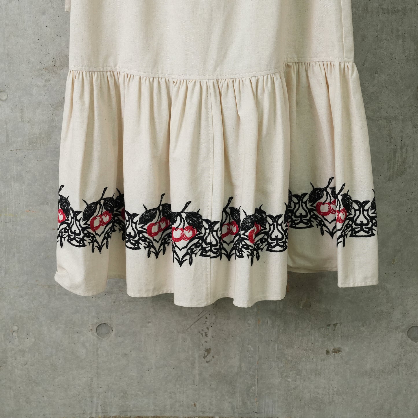 CHERRY EMBROIDERED SKIRT / CHERRY