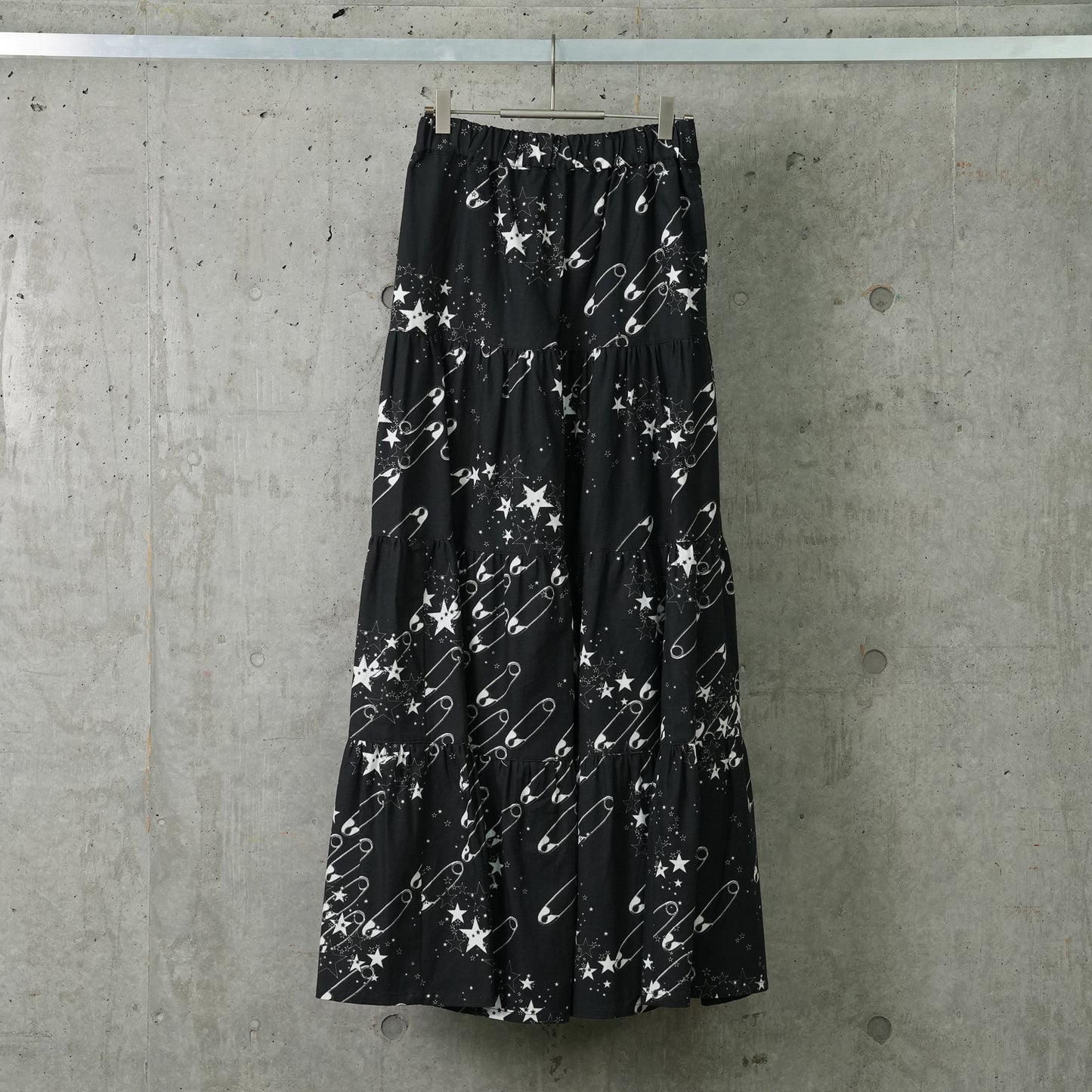 TIERED SKIRT / SAFETY PIN/STAR