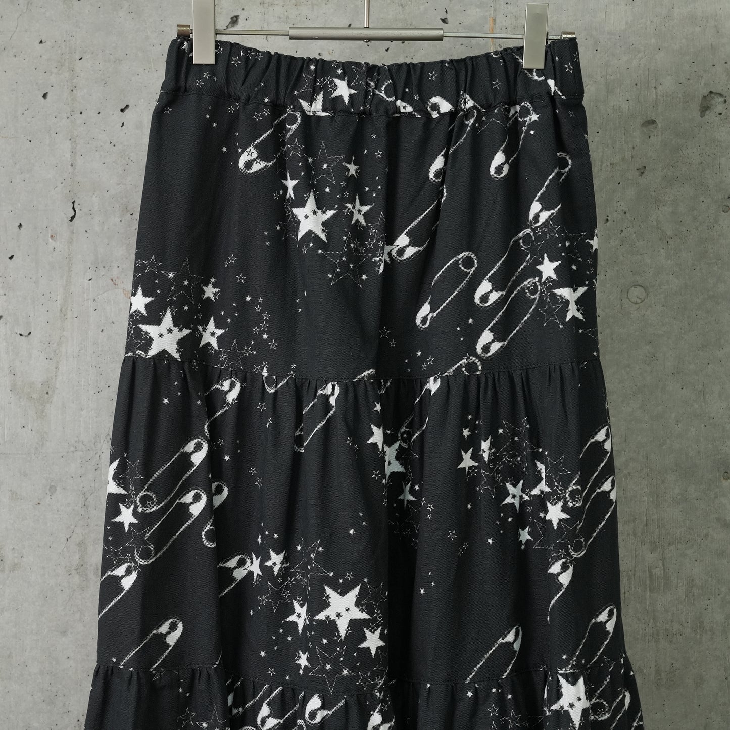 TIERED SKIRT / SAFETY PIN/STAR