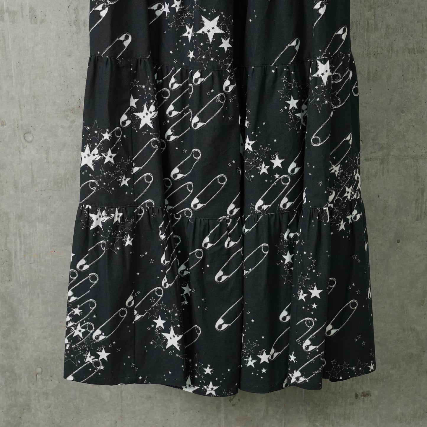 TIERED SKIRT / SAFETY PIN/STAR