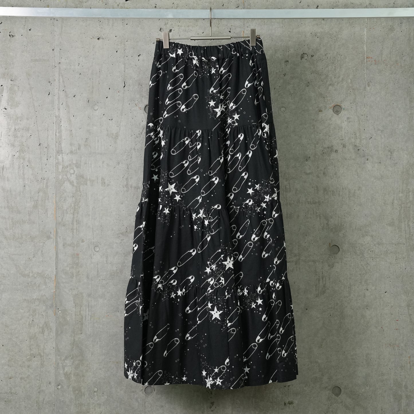 TIERED SKIRT / SAFETY PIN/STAR