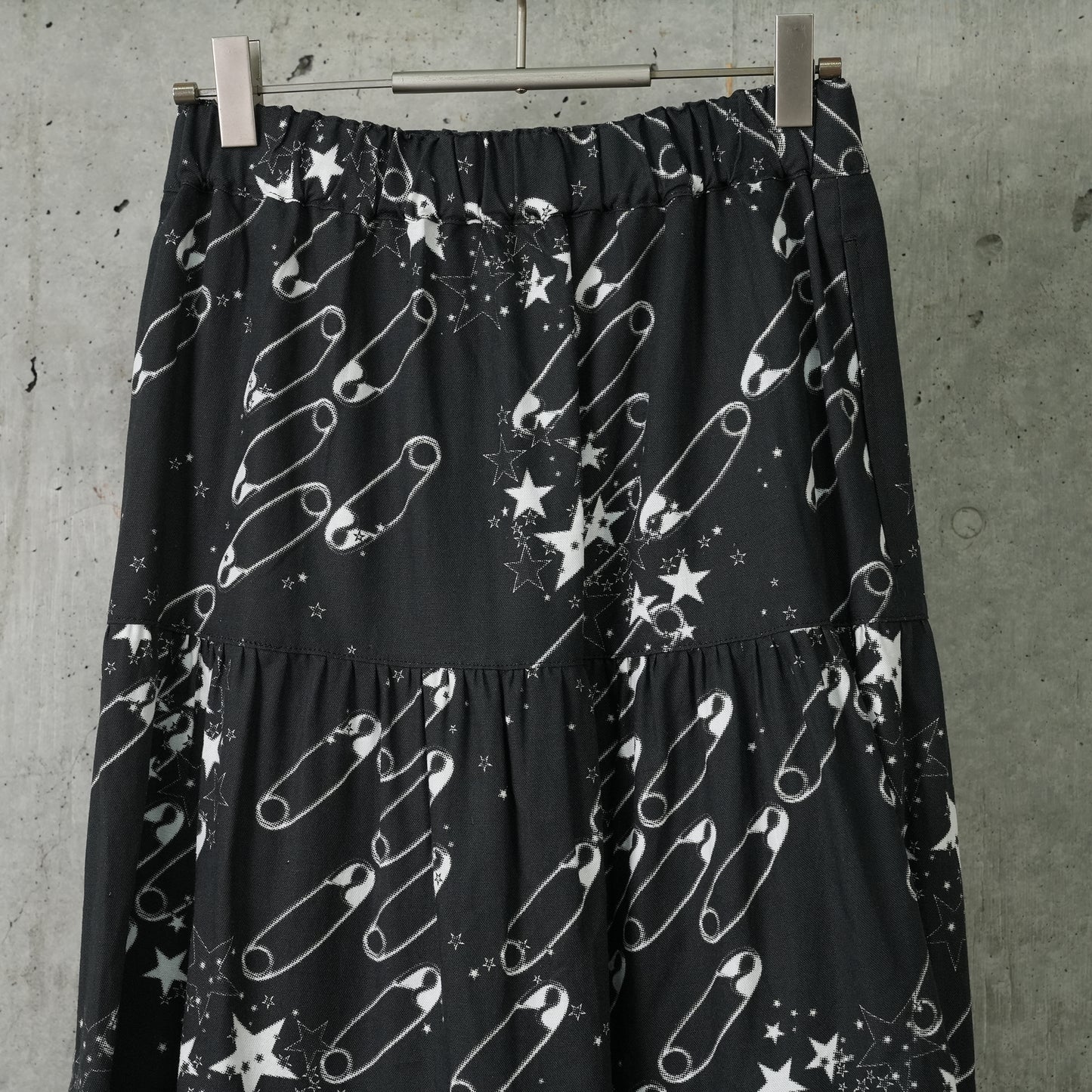 TIERED SKIRT / SAFETY PIN/STAR