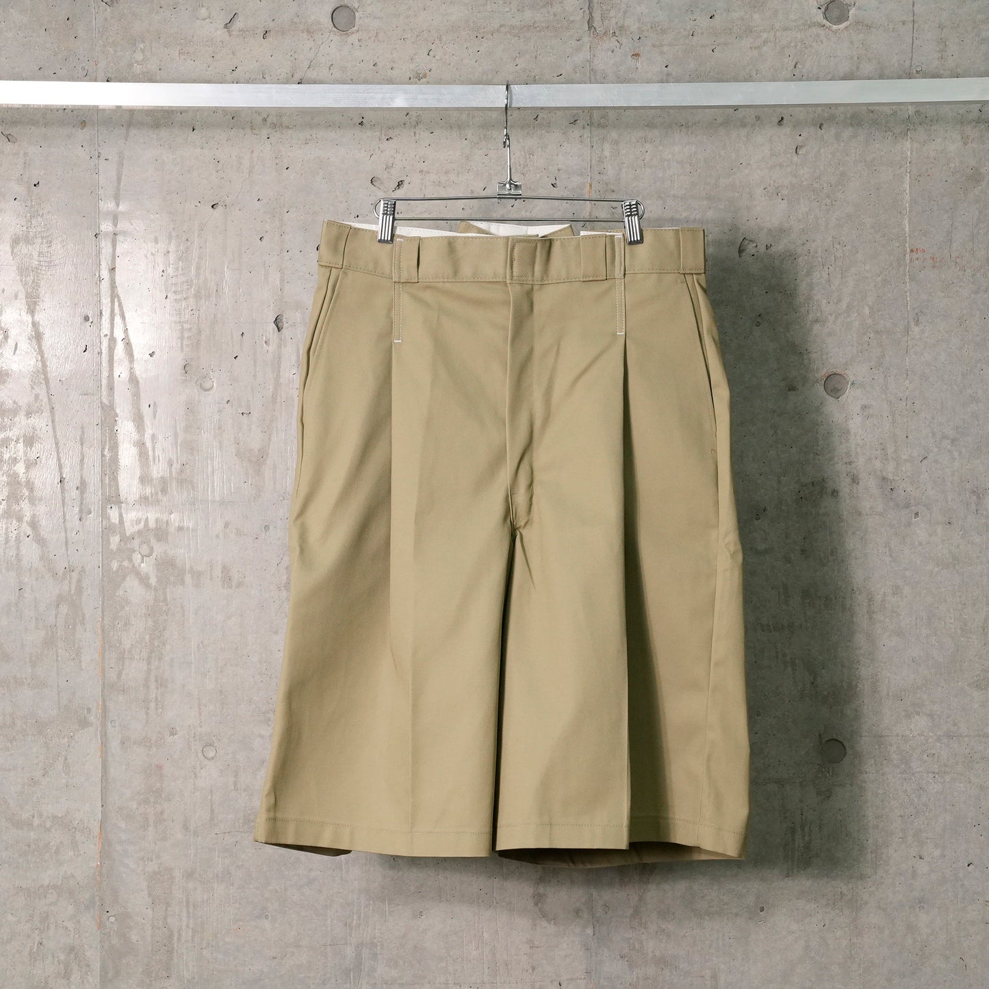 RECONSTRUCTED BAGGY WORK SHORTS / KHAKI