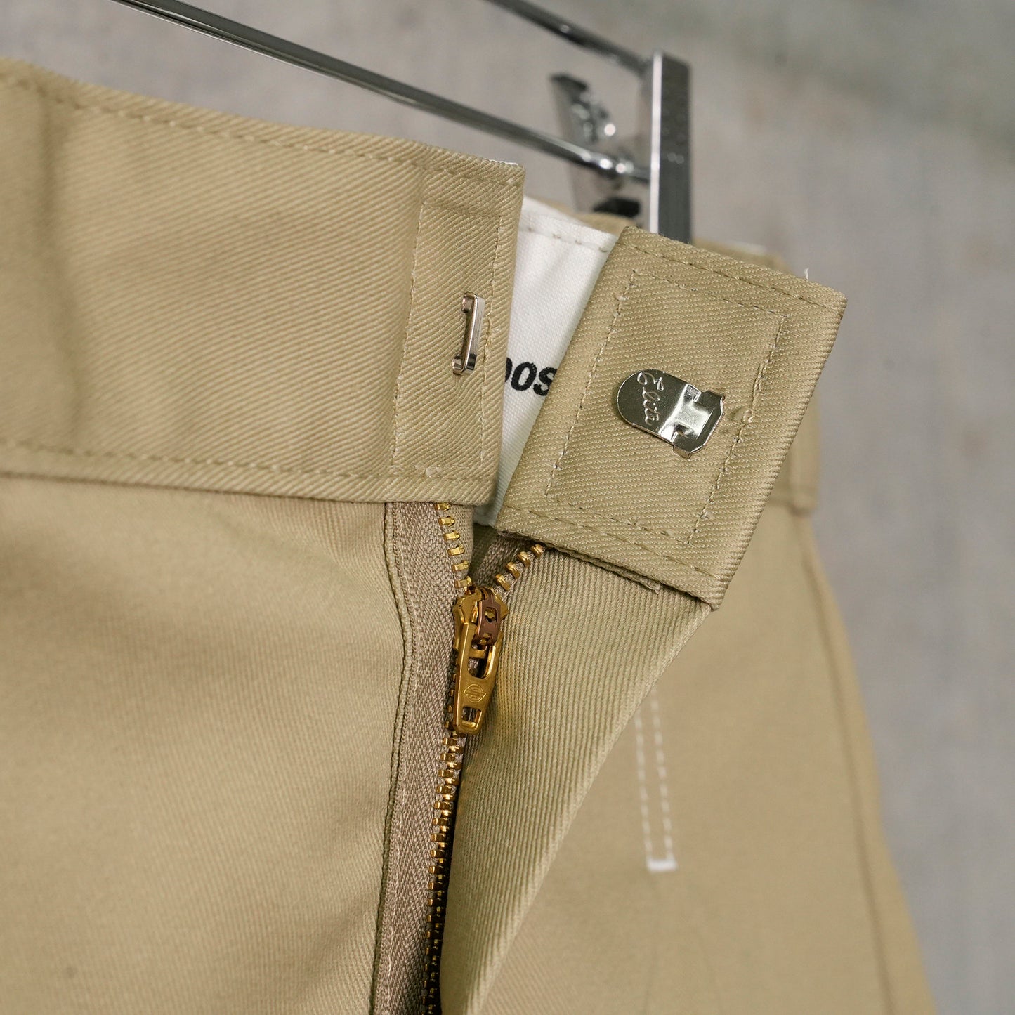 RECONSTRUCTED BAGGY WORK SHORTS / KHAKI