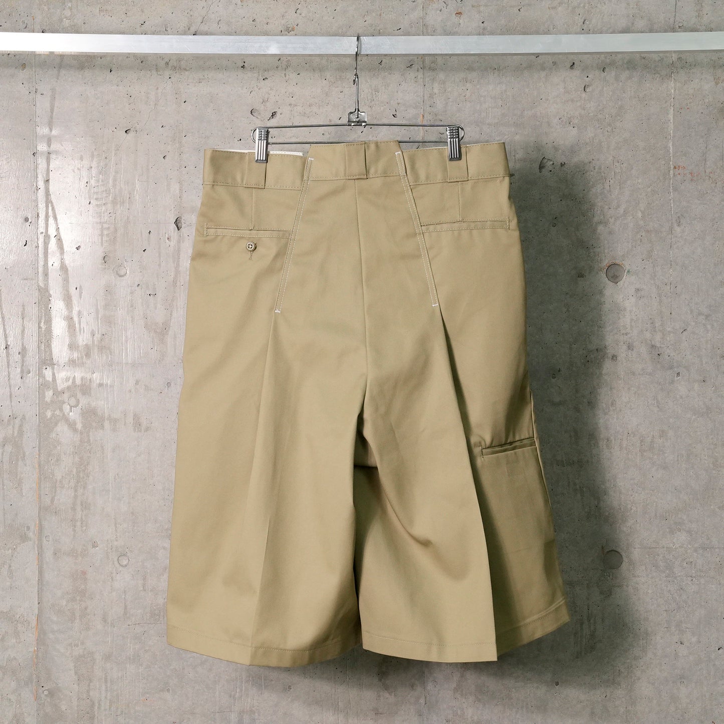 RECONSTRUCTED BAGGY WORK SHORTS / KHAKI