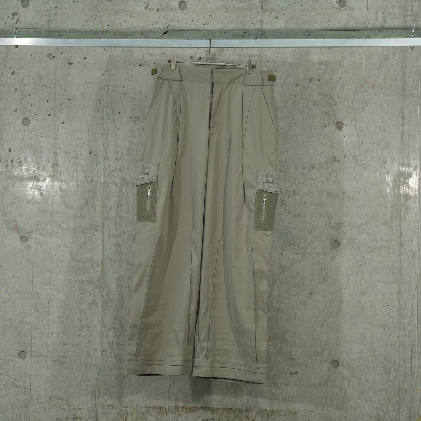 EP.6 03 TROUSERS / OLIVE