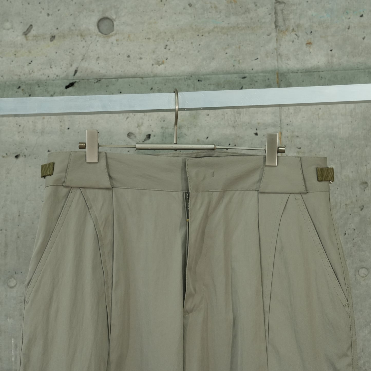 EP.6 03 TROUSERS / OLIVE