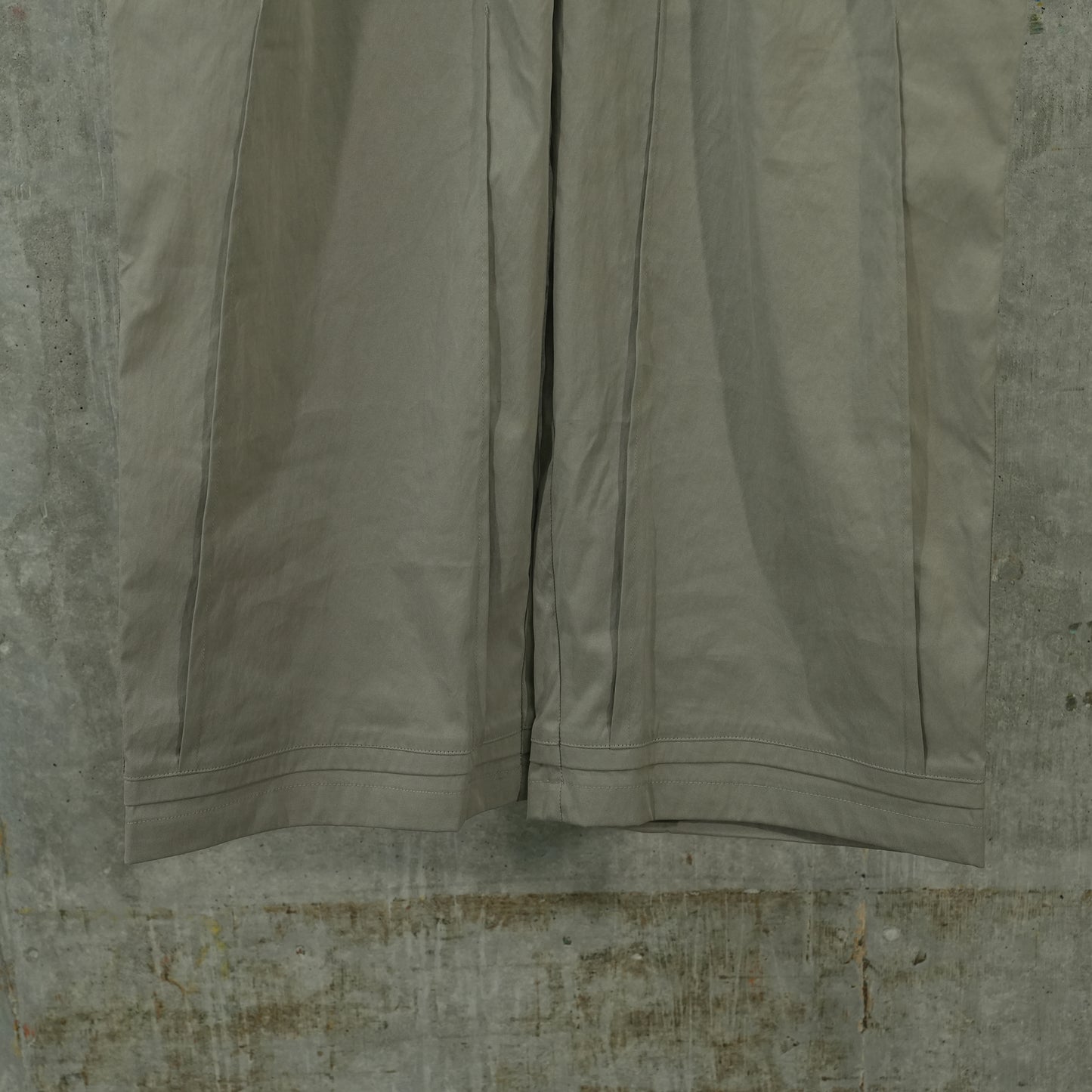 EP.6 03 TROUSERS / OLIVE