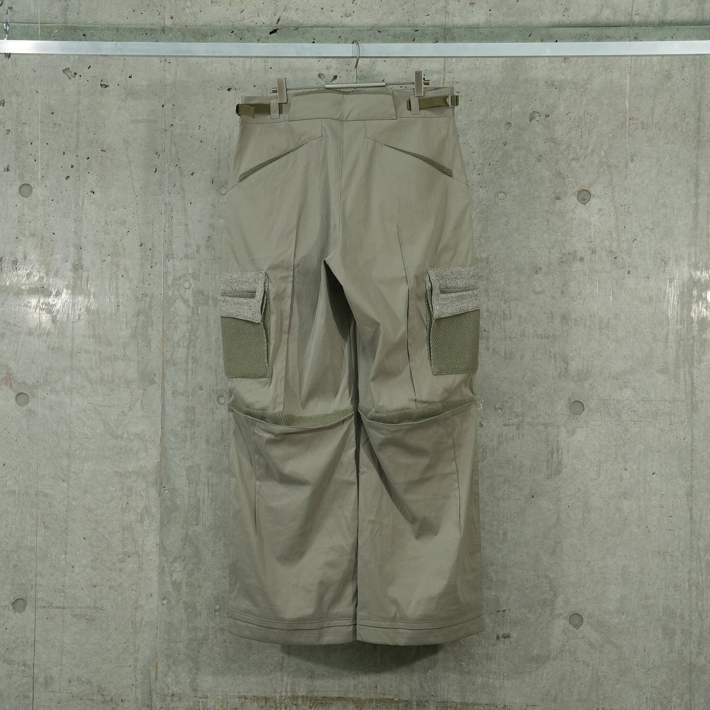 EP.6 03 TROUSERS / OLIVE