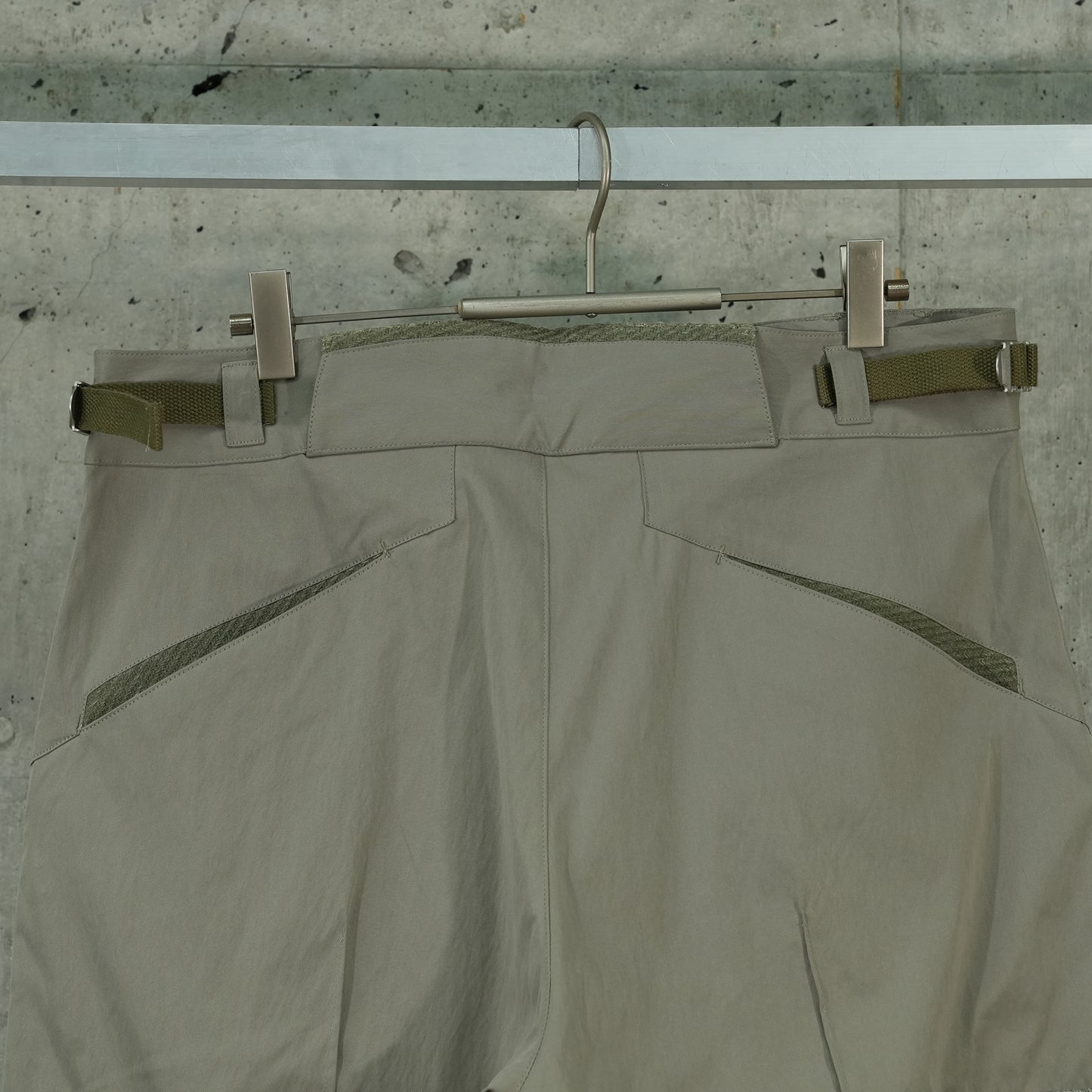 EP.6 03 TROUSERS / OLIVE