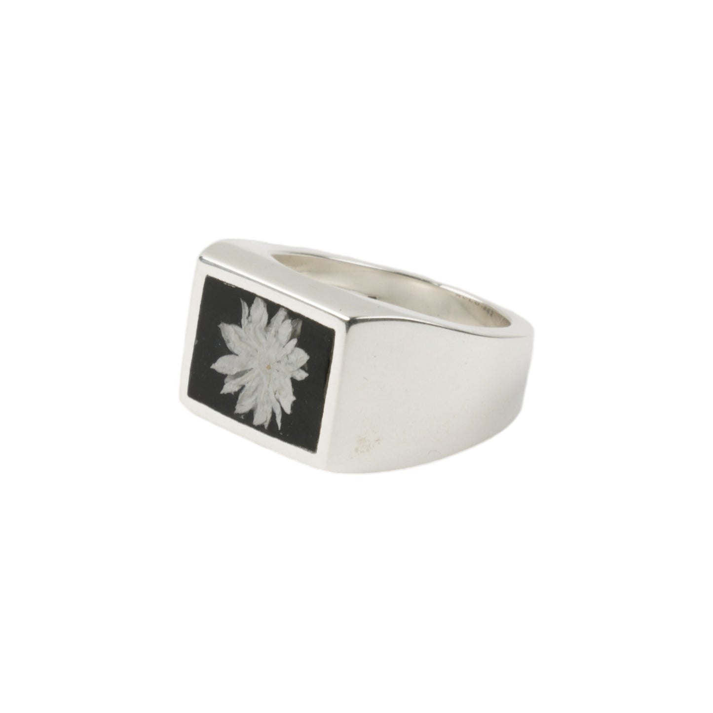 SIGNET RING WITH BLACK FLOWER / SILVER