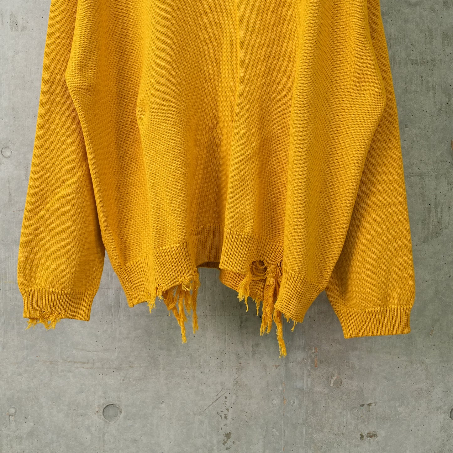 DISTRESSED JUMPER / YELLOW