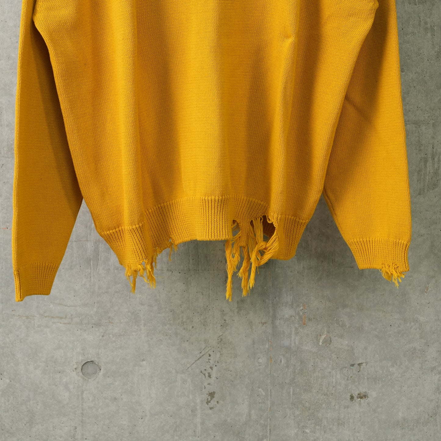 DISTRESSED JUMPER / YELLOW