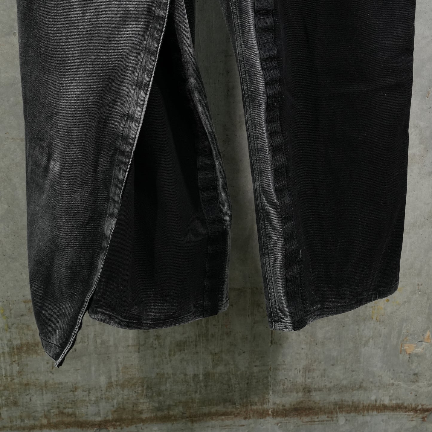 VELCRO PANEL JEANS / BLACK VERTICAL WHISKERS