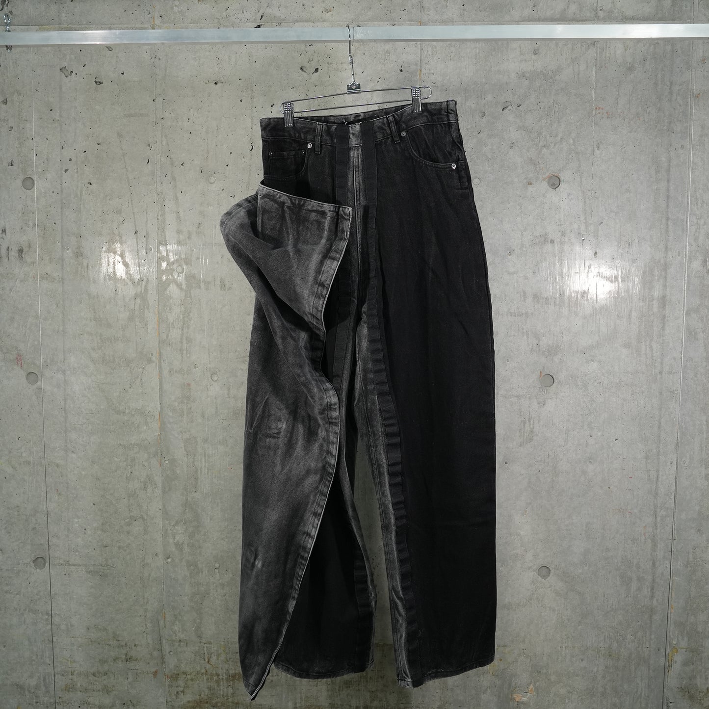 VELCRO PANEL JEANS / BLACK VERTICAL WHISKERS