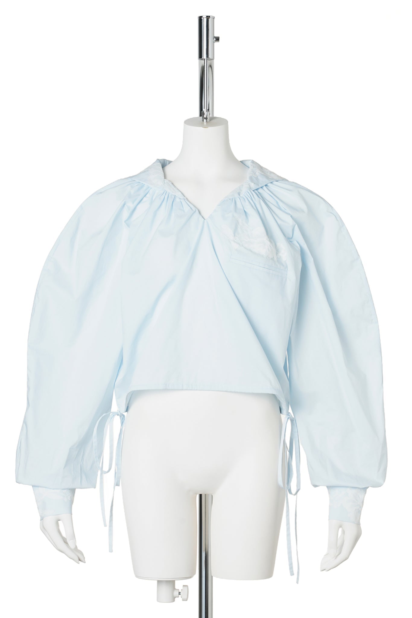 SAILOR COLLAR BLOUSE WITH FLORAL APPLIQUÉ / BABYBLUE