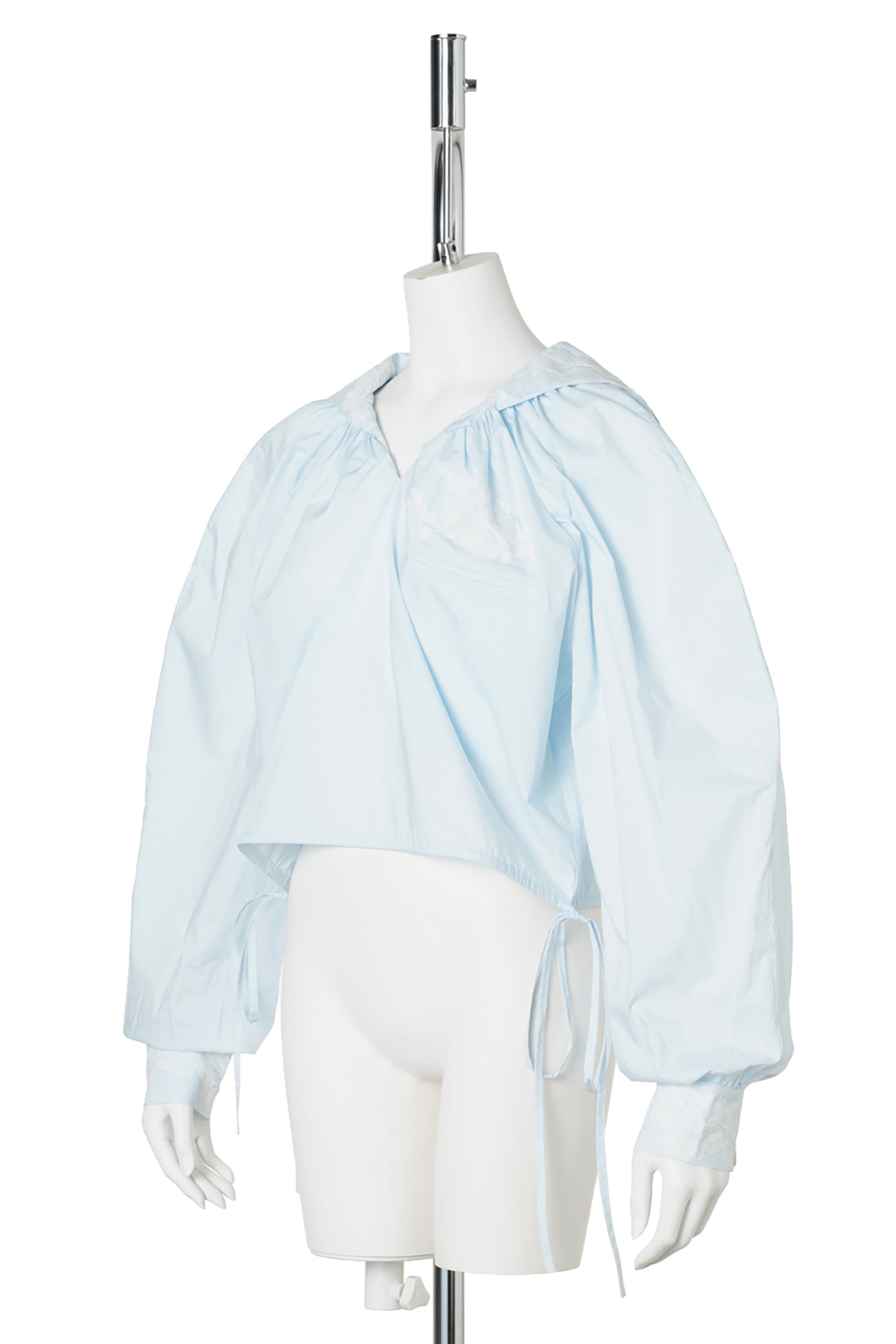 SAILOR COLLAR BLOUSE WITH FLORAL APPLIQUÉ / BABYBLUE