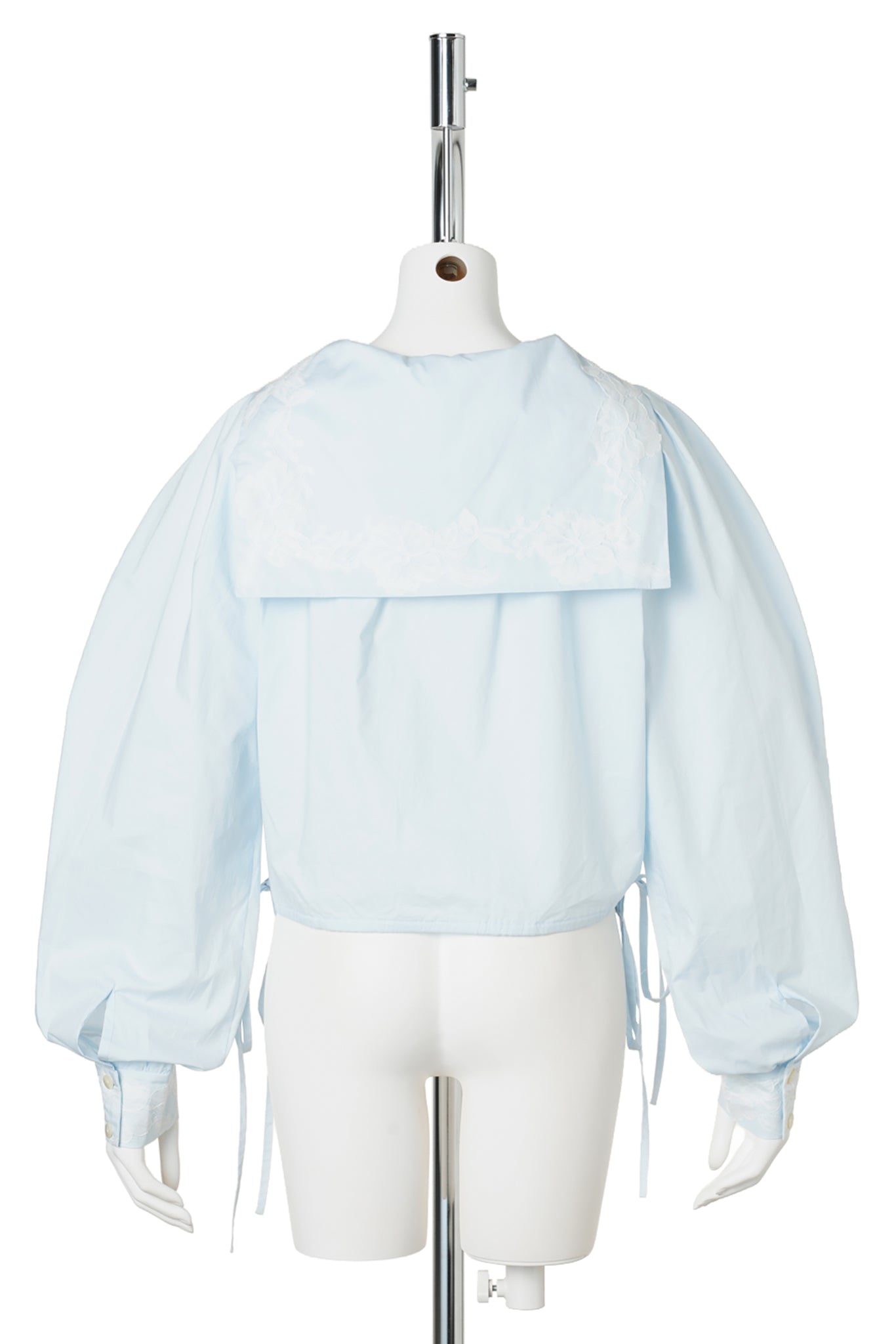 SAILOR COLLAR BLOUSE WITH FLORAL APPLIQUÉ / BABYBLUE