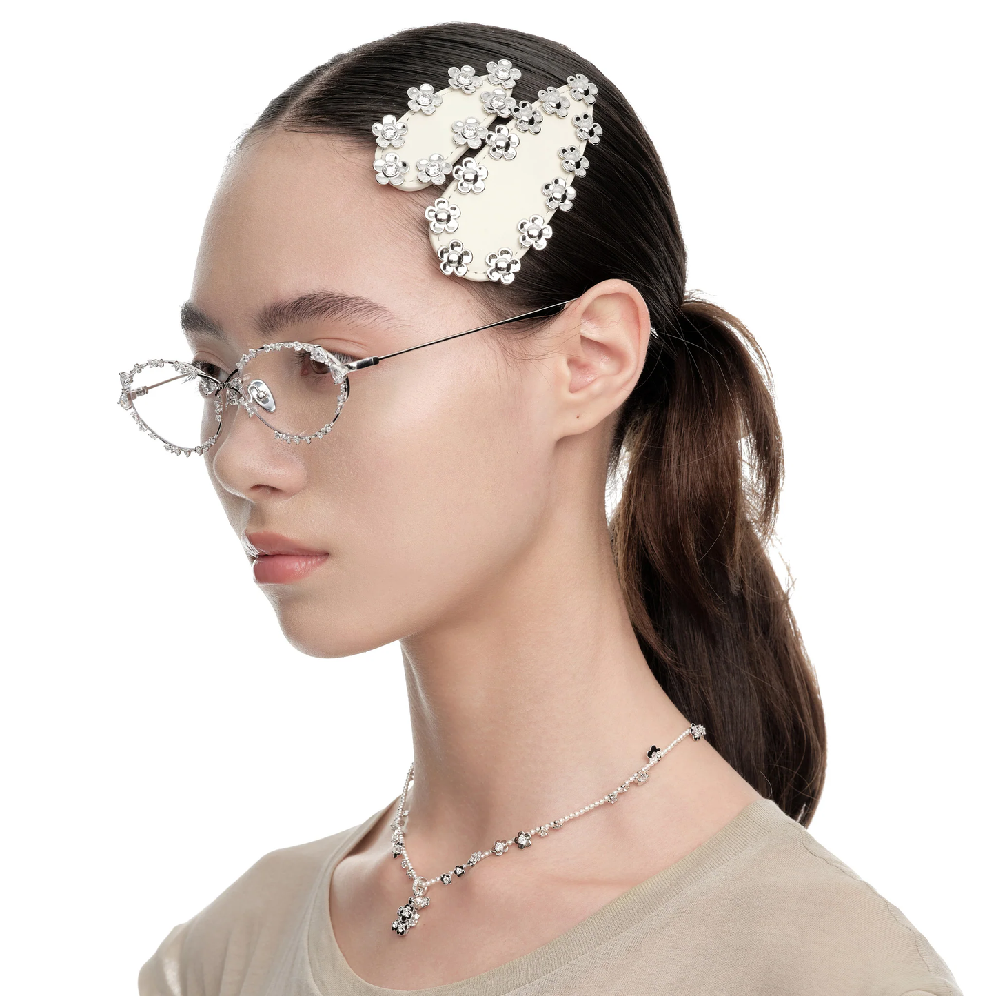 LEATHER FLOWER HAIR CLIP / WHITE